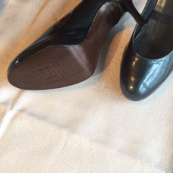 shoes - Picture 2 of 7